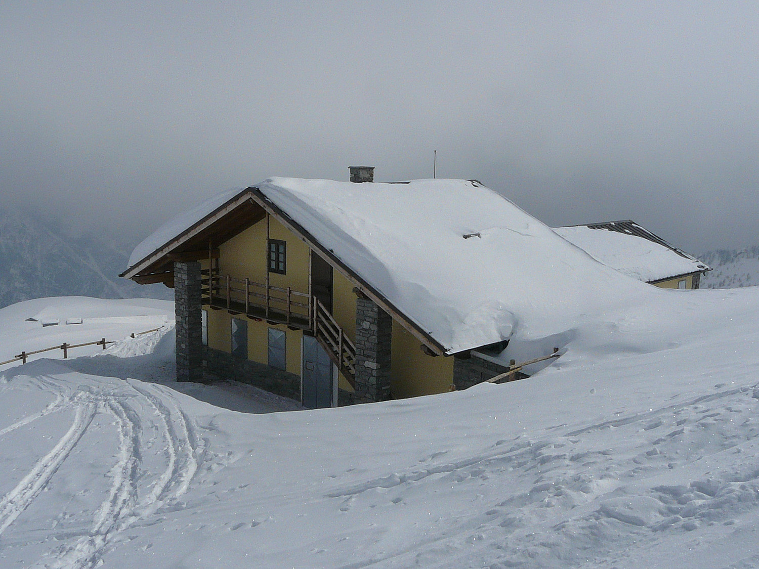 Le refuge Letey Champillon (val d'Aoste) en hiver (local d'hiver en haut de l'escalier)