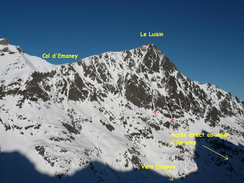 Vue sur le versant S du Luisin. Les flèches rouges indiquent le haut et le bas du couloir de gauche
