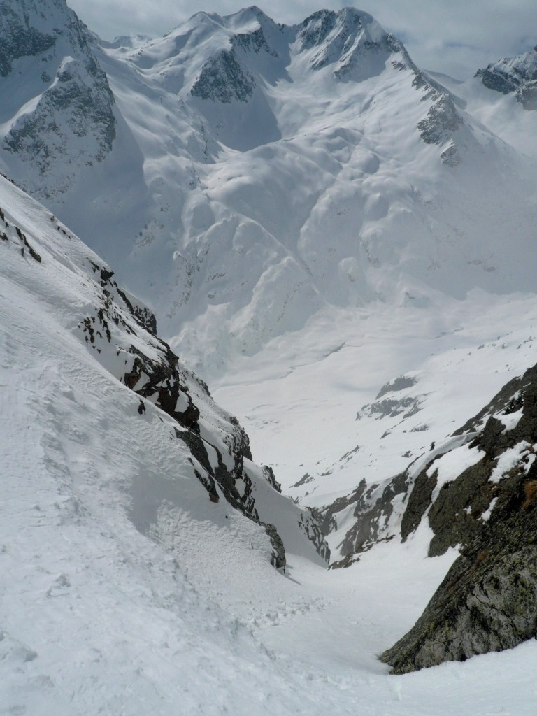 Dans le bas du couloir. Vue sur le vallon d'Emaney et le Fontanabran
