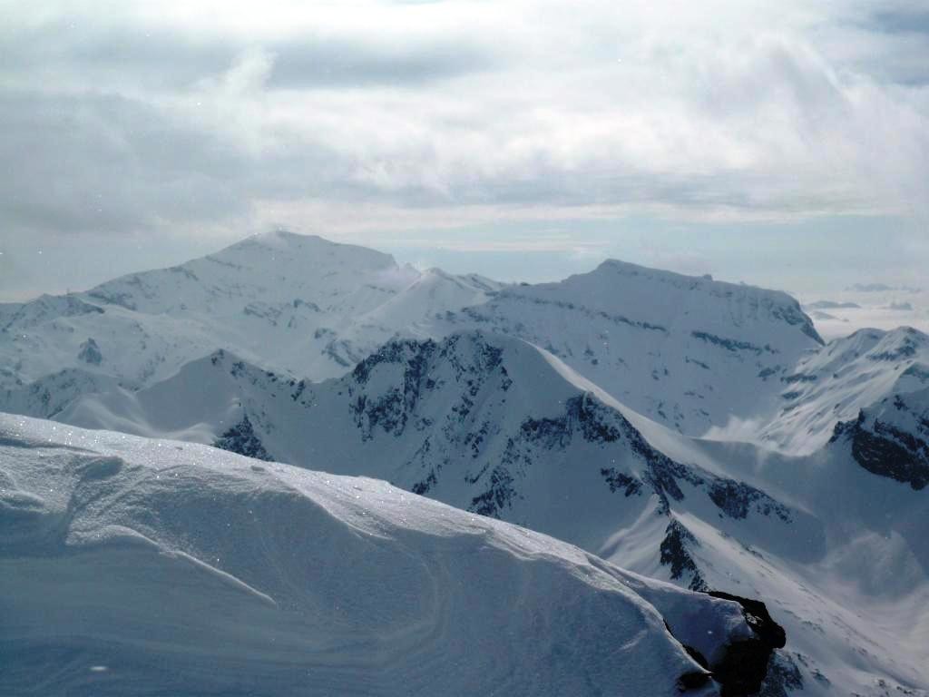 Au fond, Buet, Cheval Blanc et Finive, en avant, les sommets SW et NE du Fontanabran