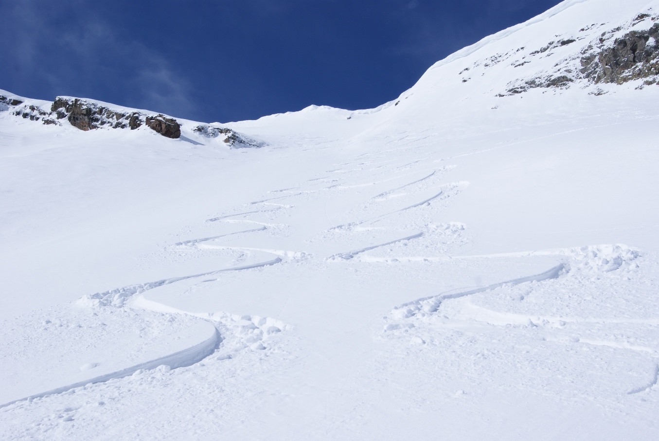 Traces dans la neige vierge