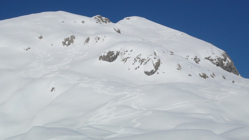Montée par la droite, la trace rejoint au plus vite la crête et suit la corniche jusqu'au sommet