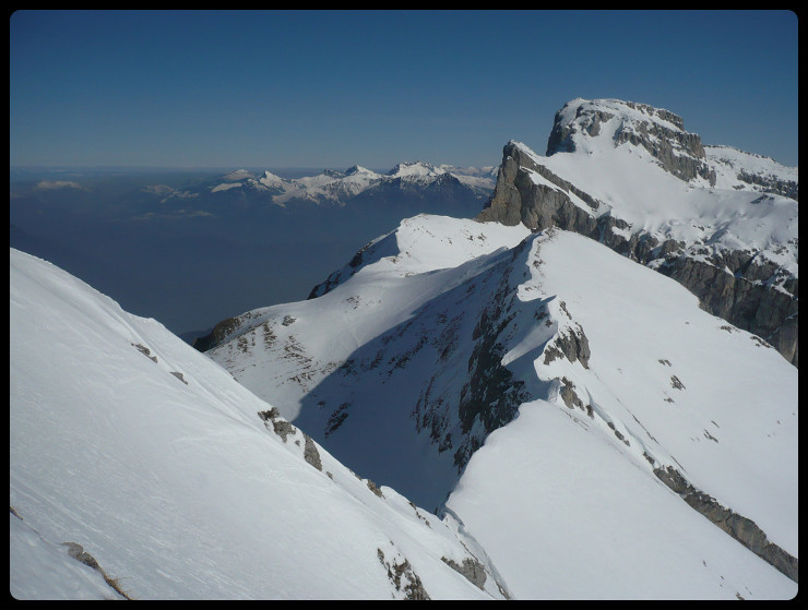 Depuis l'arête main droite, vue sur une partie de la Combe Sauvage et le Grand Bargy