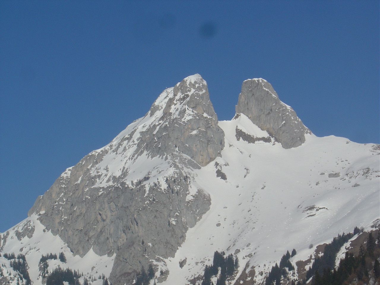 Face S de la Grande Jumelle sur la gauche