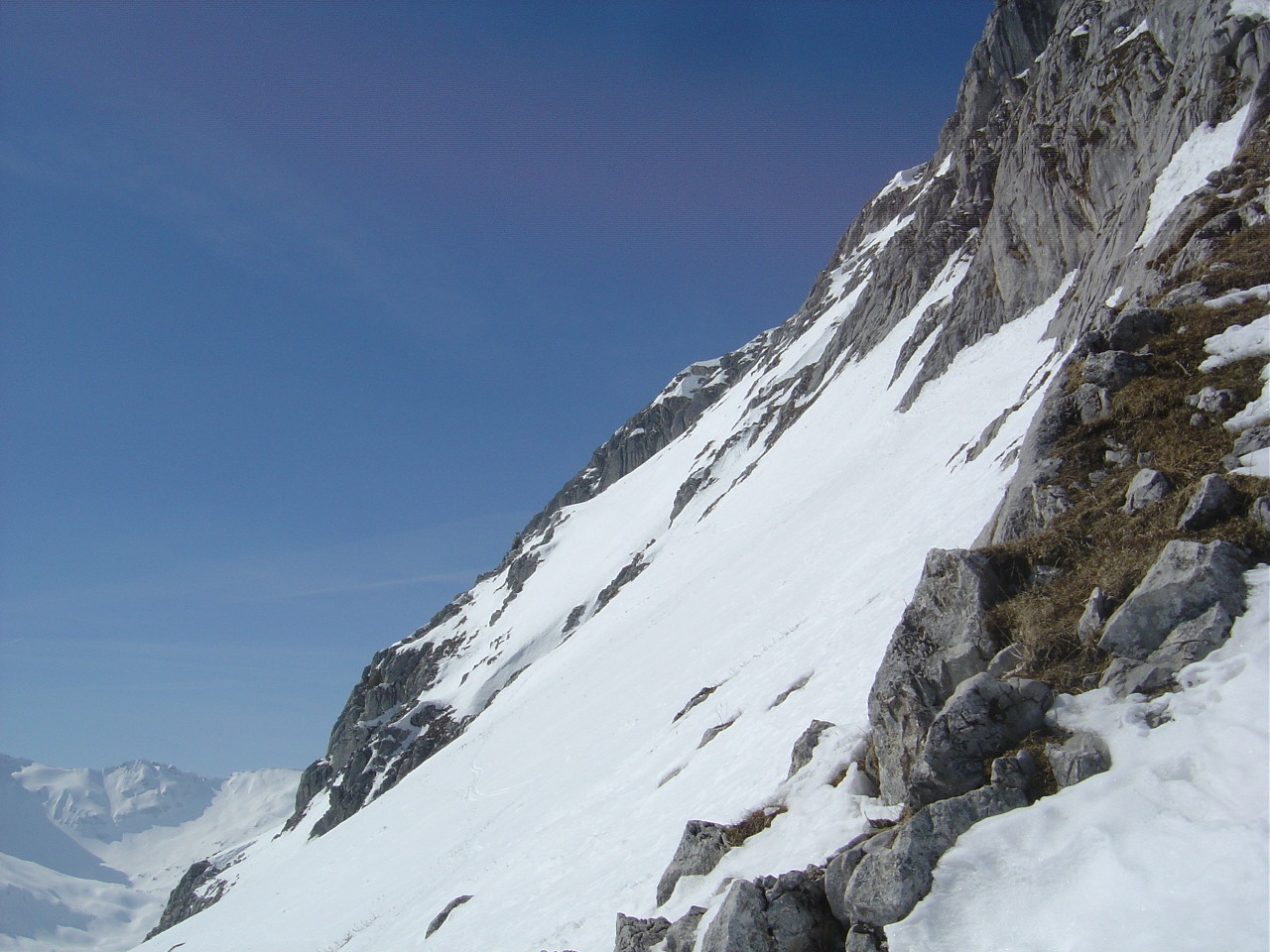 Vue du haut de la face S depuis la Loue.