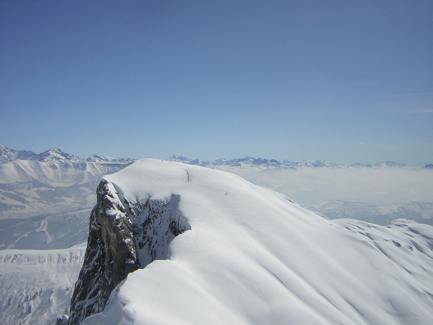 Pointe de la Mia et au fond les brumes "propres" de vallée