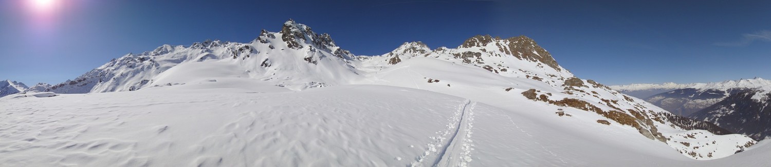 Combe des Gîtes droit devant !
