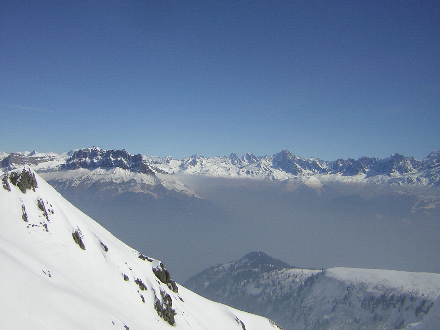 Vue du côté des Fiz et du massif du Mont Blanc, pollution atmosphérique exceptionnelle !