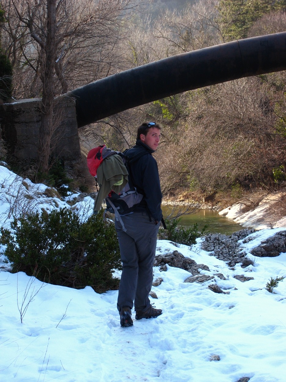 Julien sur le chemin enneigé du retour