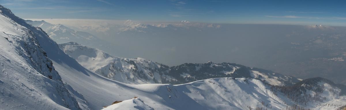 Vue panoramique sur la plaine du Rhône et le stratus élevé
