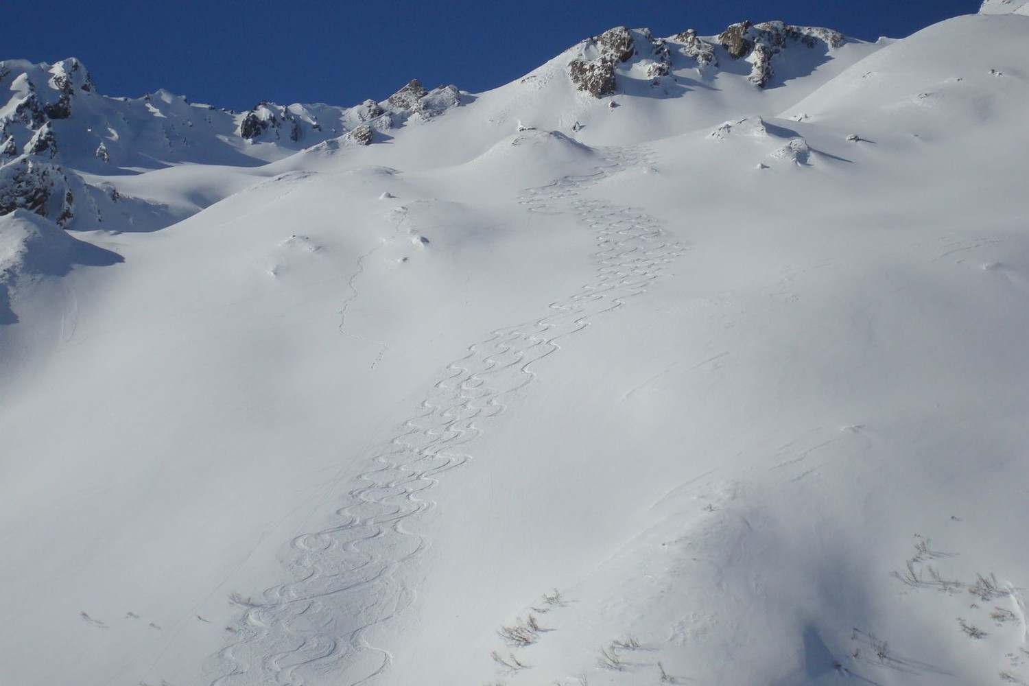 belles traces de descente que l'on voit du côté " Les Veuralays "