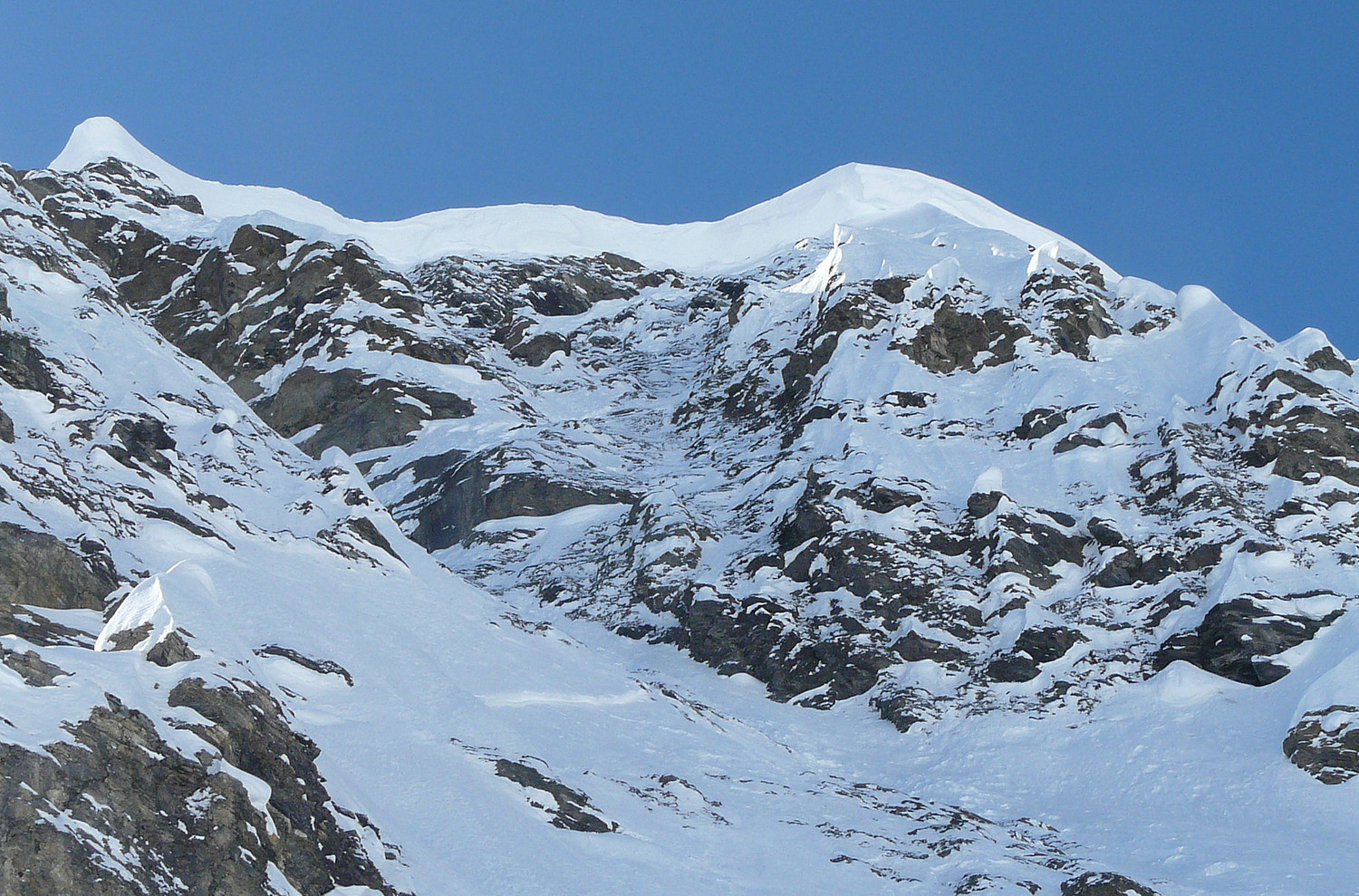 La corniche cassée nette à l'origine de l'avalanche