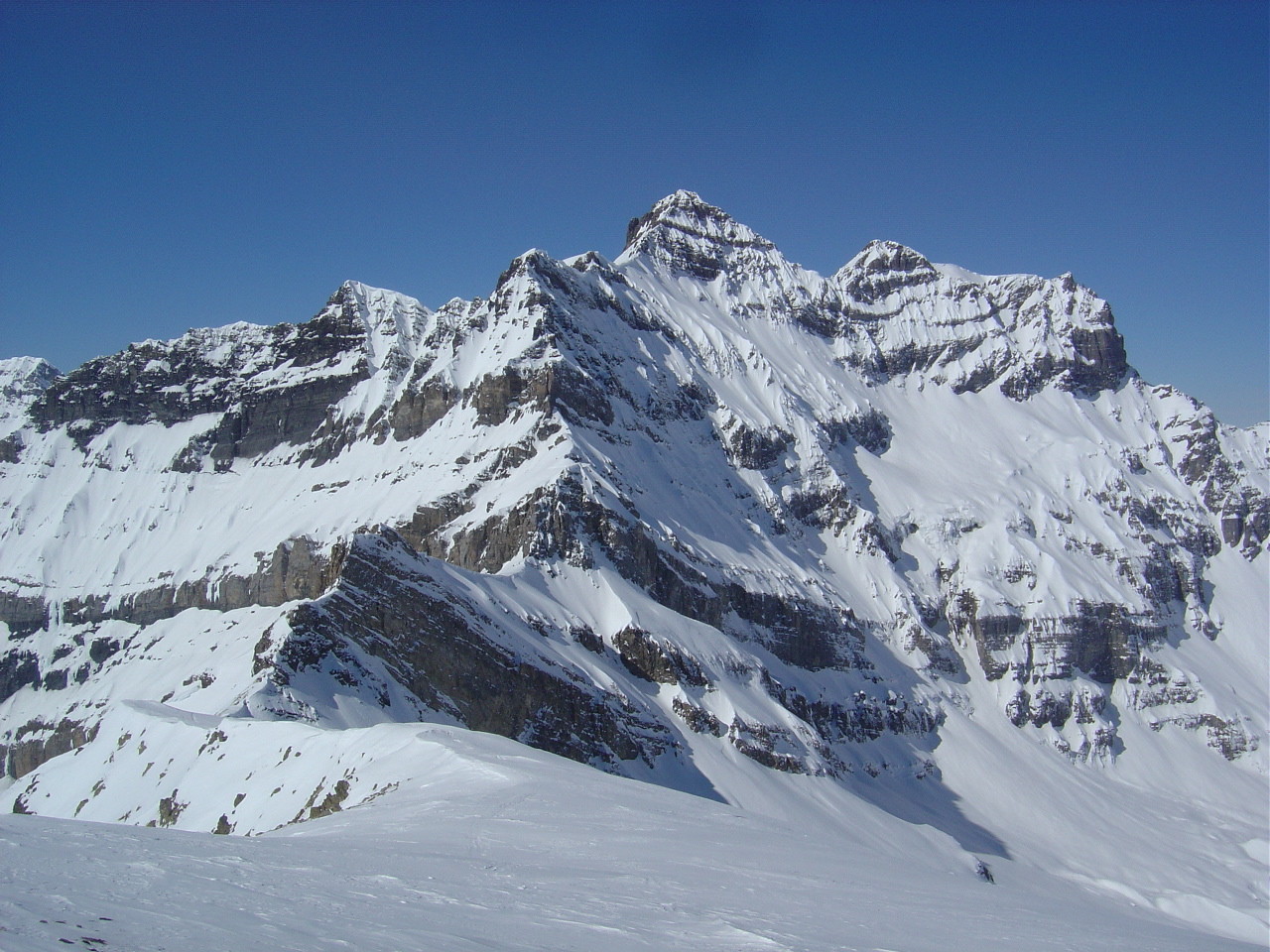 Vue de la Tour Sallière et son versant dominant le glacier Noir, tentant. Vue du sommet du Luisin.