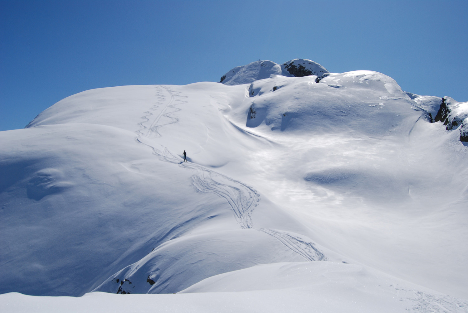 Le nostre 2 tracce appena lasciate, durante la discesa alla Bocchetta di Piazzocco 2252 m.