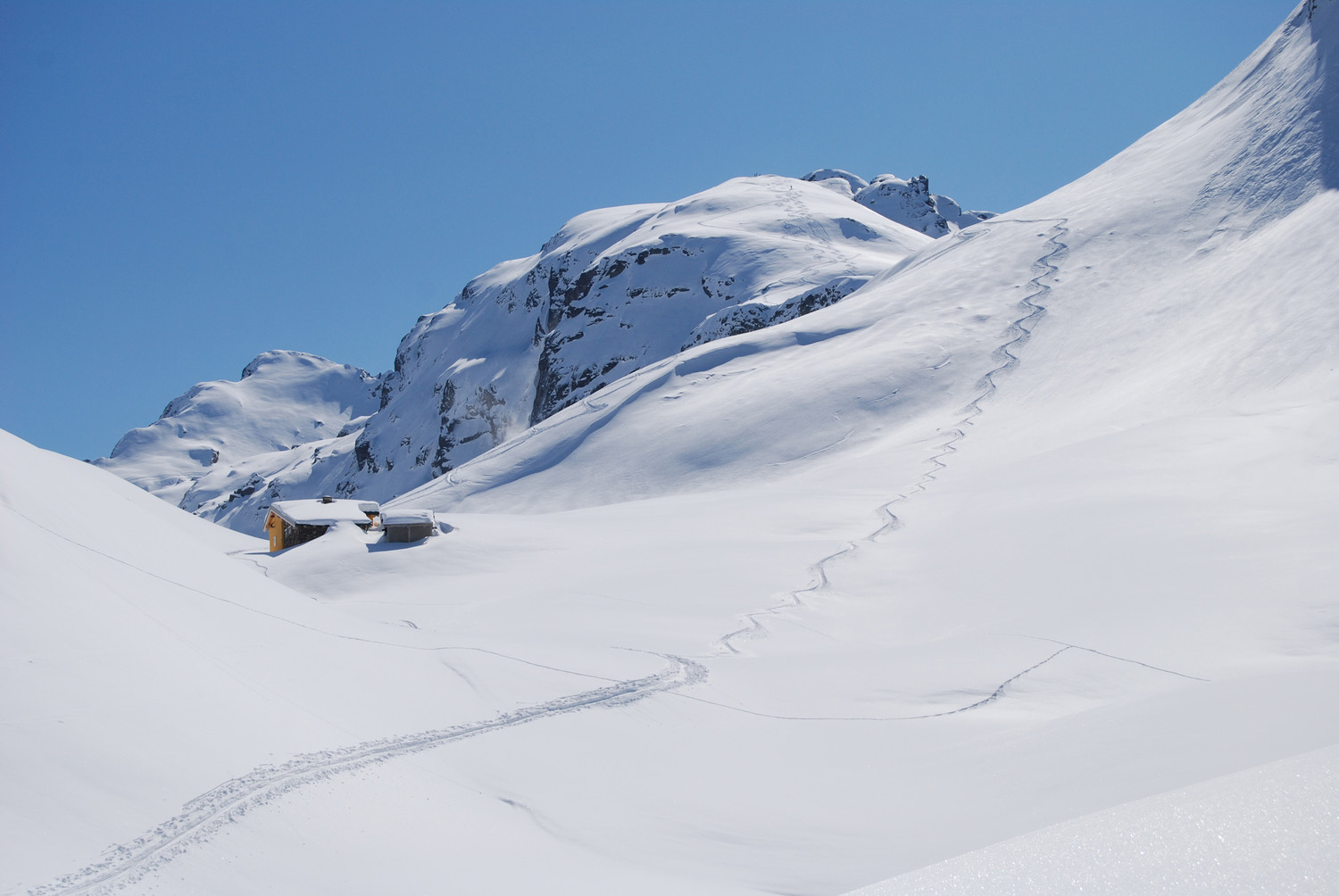 Il rifugio Falc 2120 m con circa 2,5 m di neve ed il Pizzo Tre Signori 2553 m.