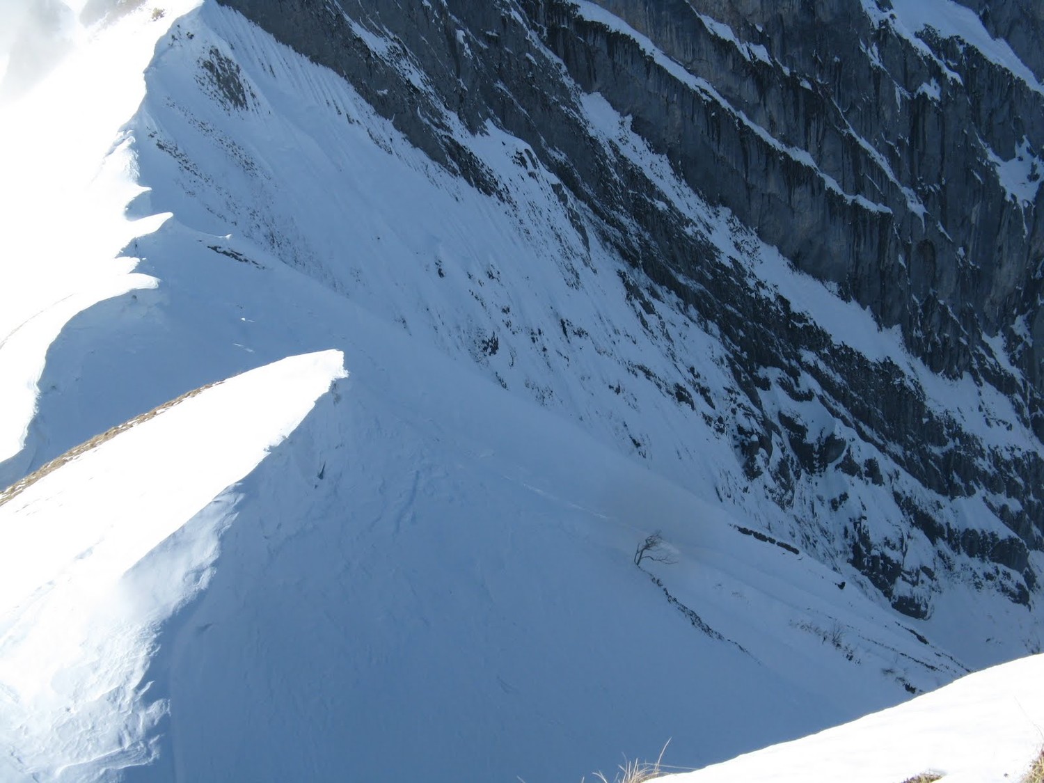 La face nord d'Armène est surplombée de belles corniches. attention