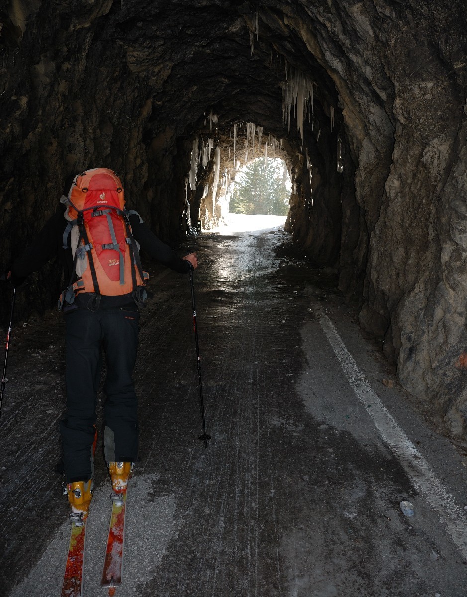 Le choucas dans le tunnel glacé sous Dilogne