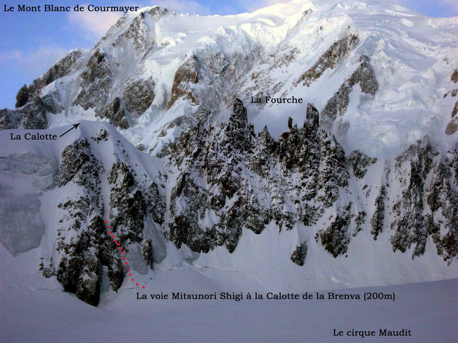 Couloir Mitsunori Shigi à la calotte de la Brenva. Le Mont-Blanc en fond.