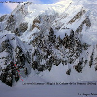 Couloir Mitsunori Shigi à la calotte de la Brenva. Le Mont-Blanc en fond.