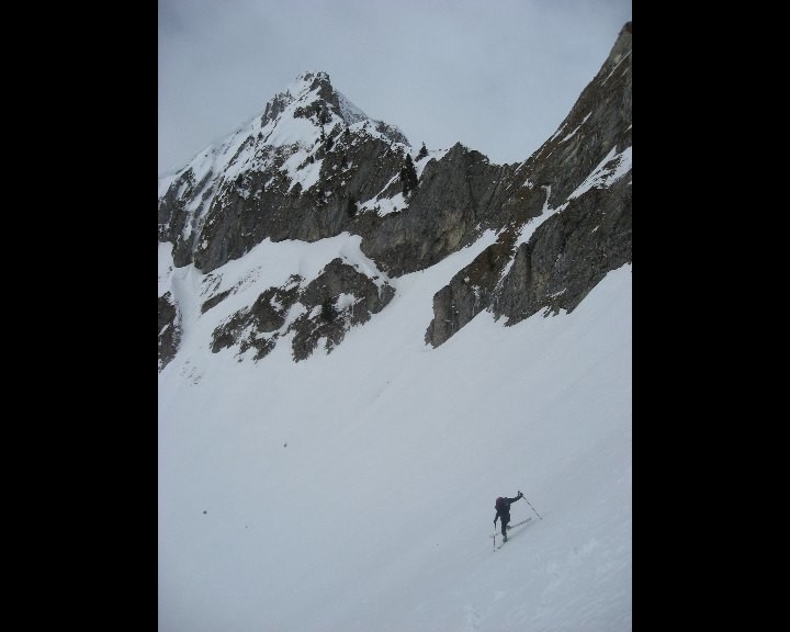 Dans la combe dessous le sommet