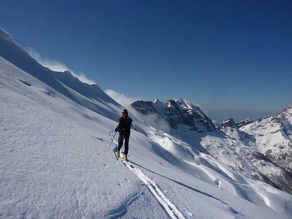Salendo la Tambura lungo la cresta NW.Sullo sfondo il Cavallo