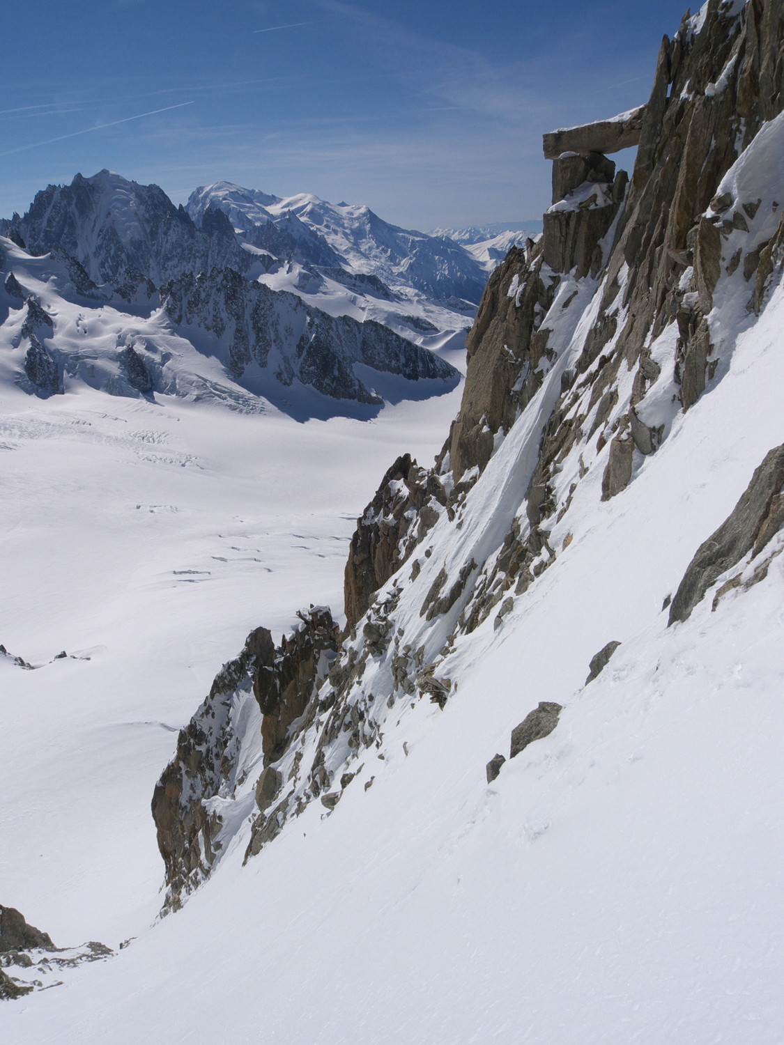 La célèbre Table de roc domine la rive droite du couloir.
