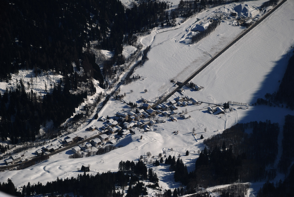 Vue plongeante sur Casaccia (Val Bregaglia) depuis le Piz dal Sasc