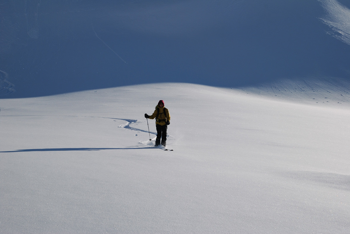 Agnès sur ses nouveaux skis dans la descente du Piz dal Sasc (Grisons)