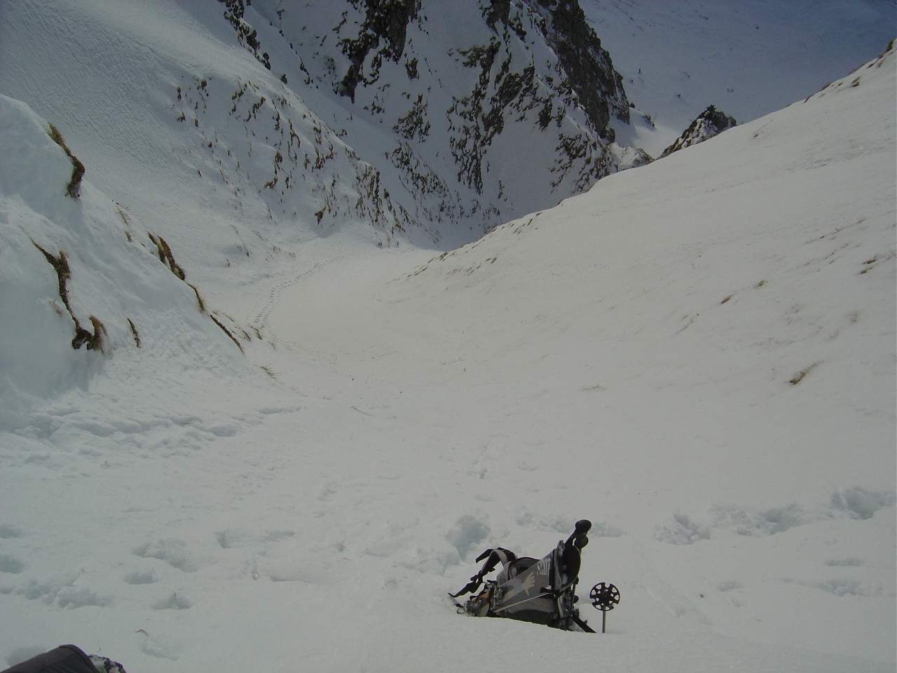 Dépôt des skis quelques mètres sous le mur sommital.