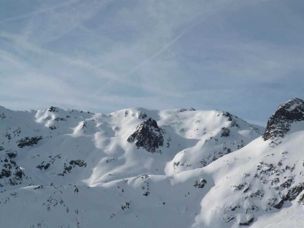 Aiguille du Charmo (au centre) : bien tracée mais il reste encore de la place