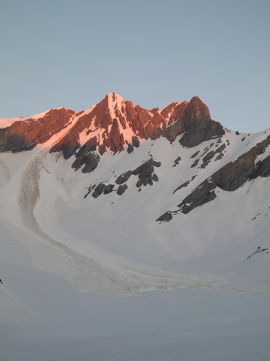 Dent de Barme. Couloir SE à gauche, couloirs ENE à droite.