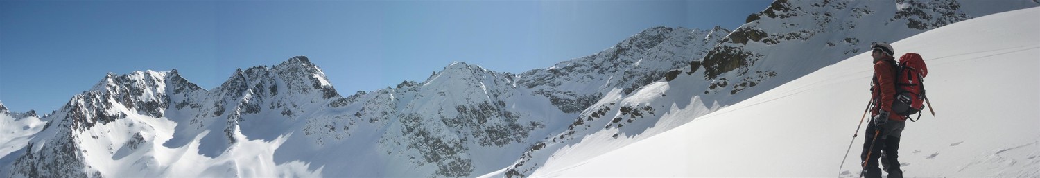 Sous le Pas du Brocan, le versant italien vers la Cime de l'Agnel.
