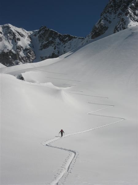 Montée vers le couloir NW de la Cime de l'Agnel.