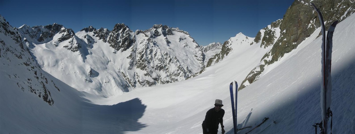 Au pied du couloir, avec au loin les pentes E sous le Pas du Brocan.