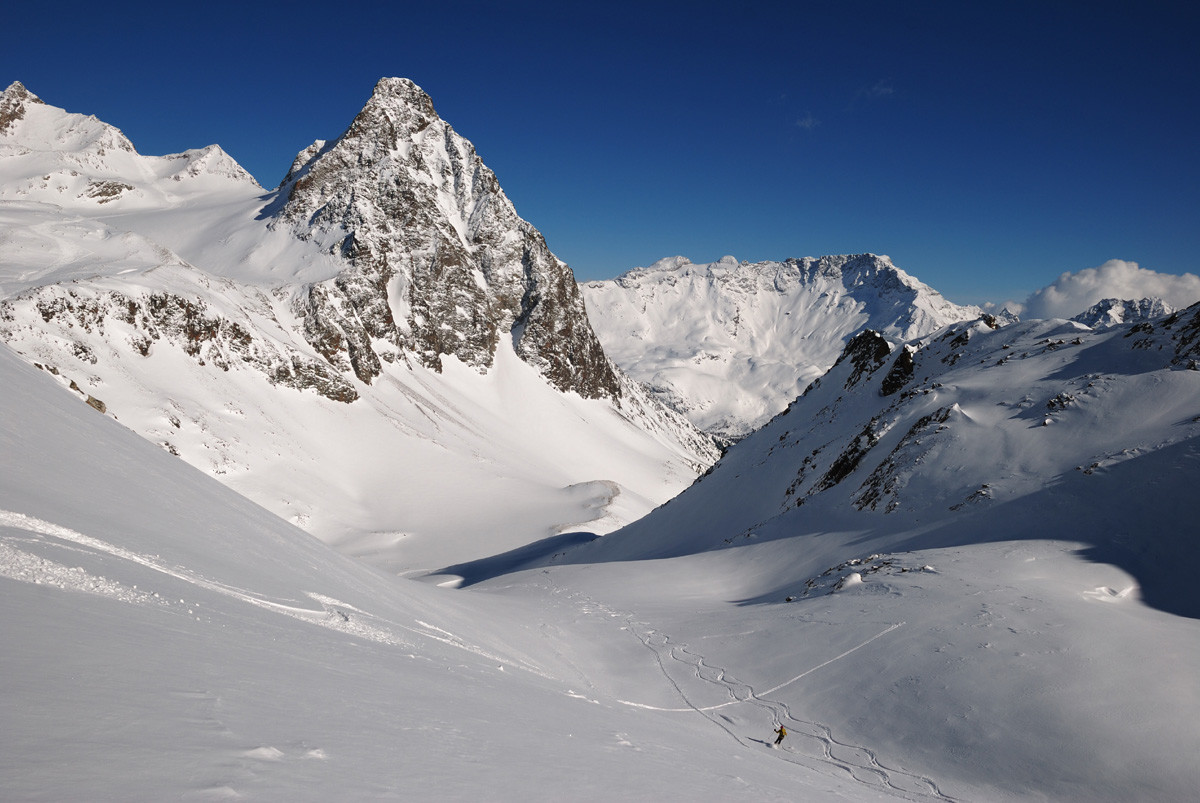 Descente du Piz Ursera, au fond le Corn da Camp (Val Poschiavo, Grisons)