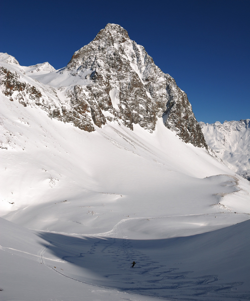 Descente du Piz Ursera, au fond le Corn da Camp (Val Poschiavo, Grisons)