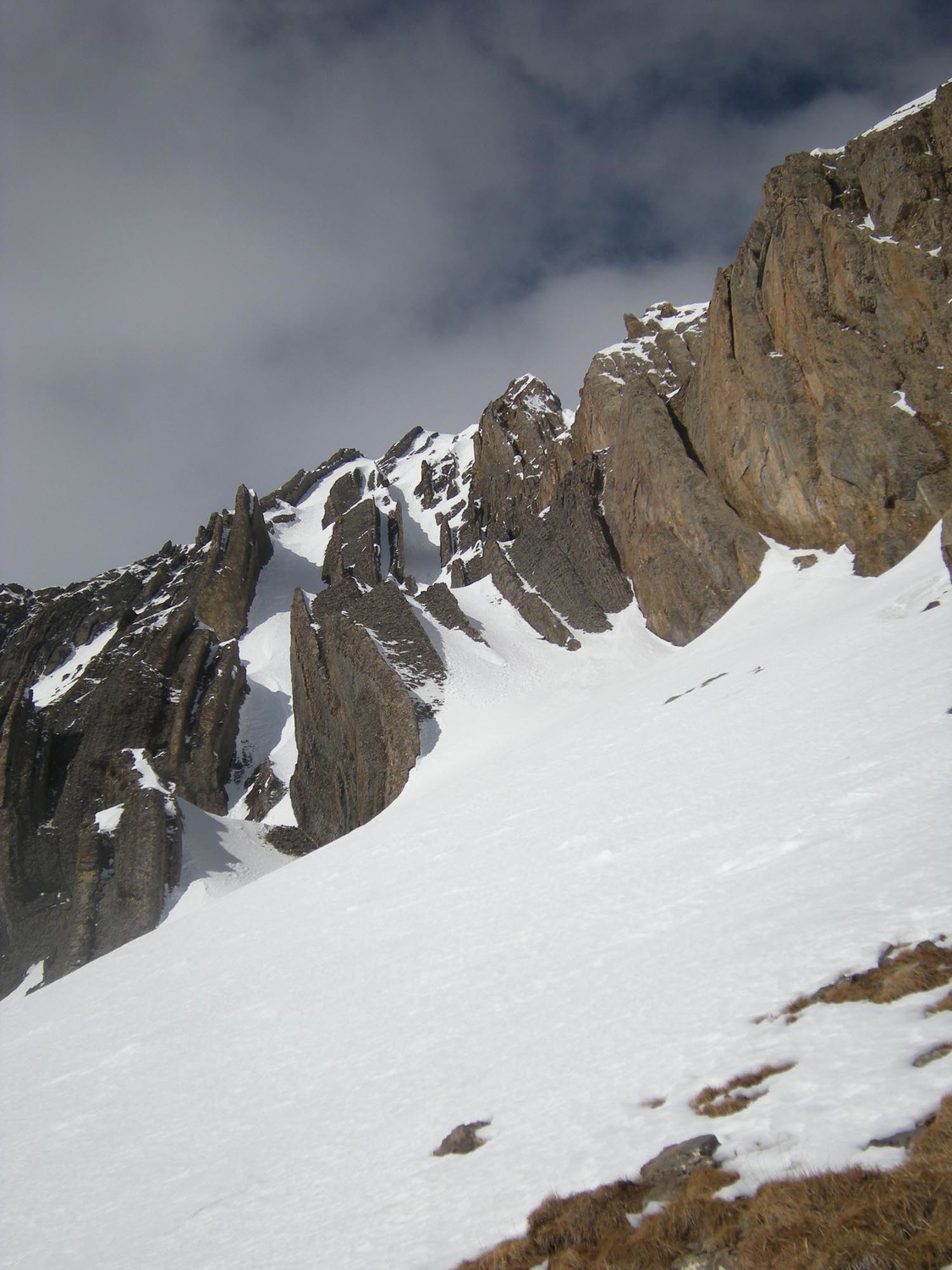 Dent de Barme. Les couloirs ENE se dévoilent à nos yeux éblouis.