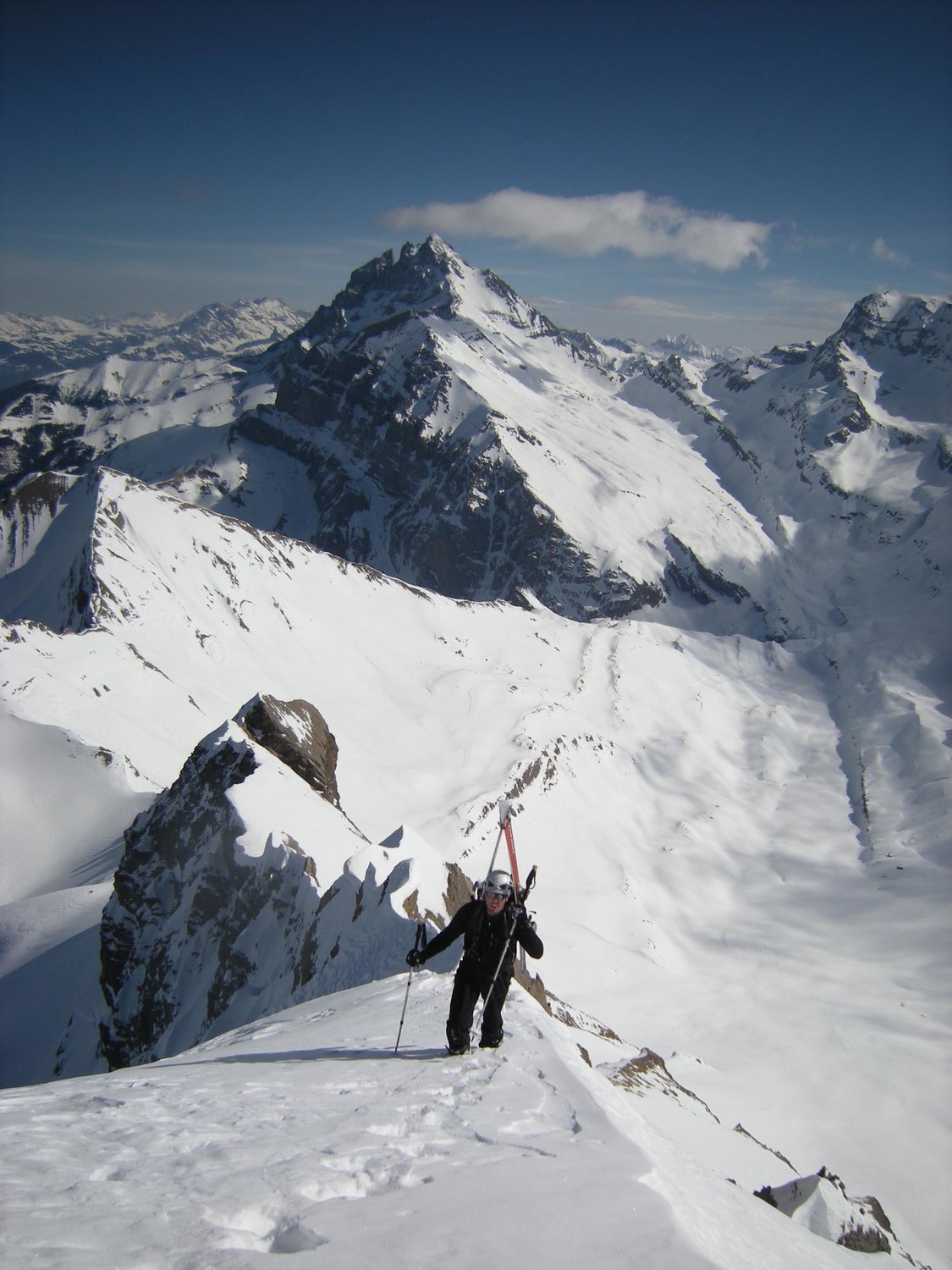 Dent de Barme. Arrivée sur l'arête sommitale, au fond les dents du Midi et le vallon de susanfe.