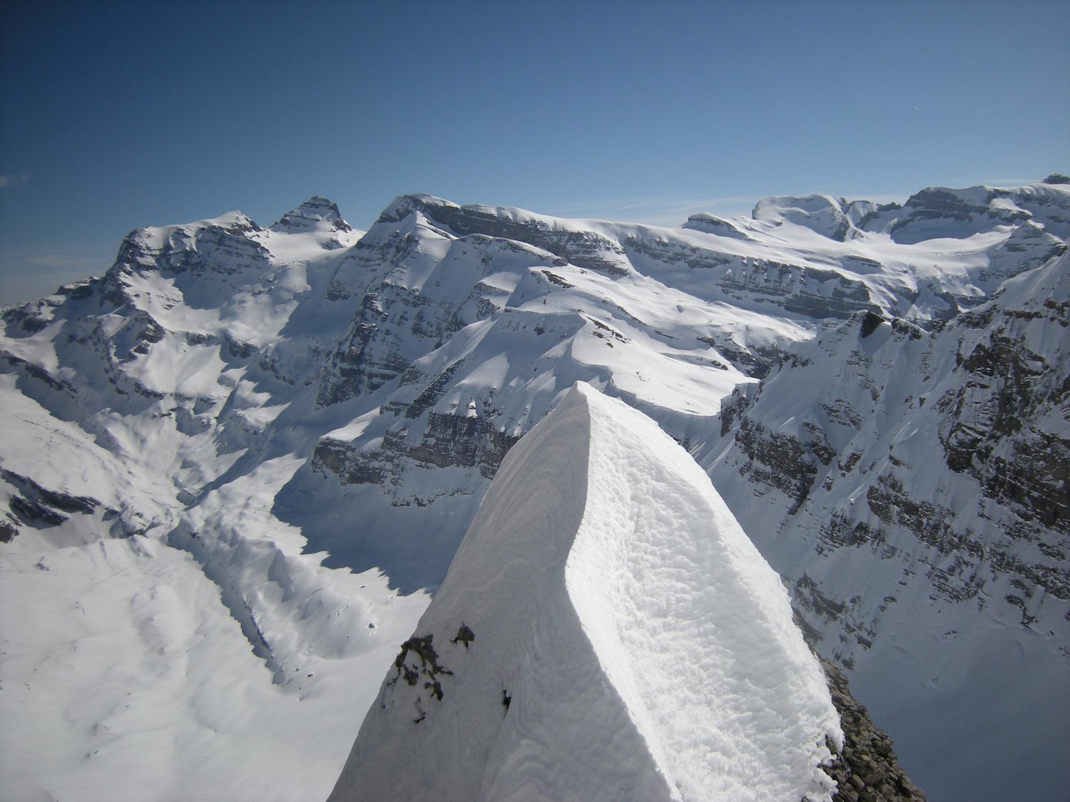 Dent de Barme. Sur le bord du couloir, belles formations neigeuses.