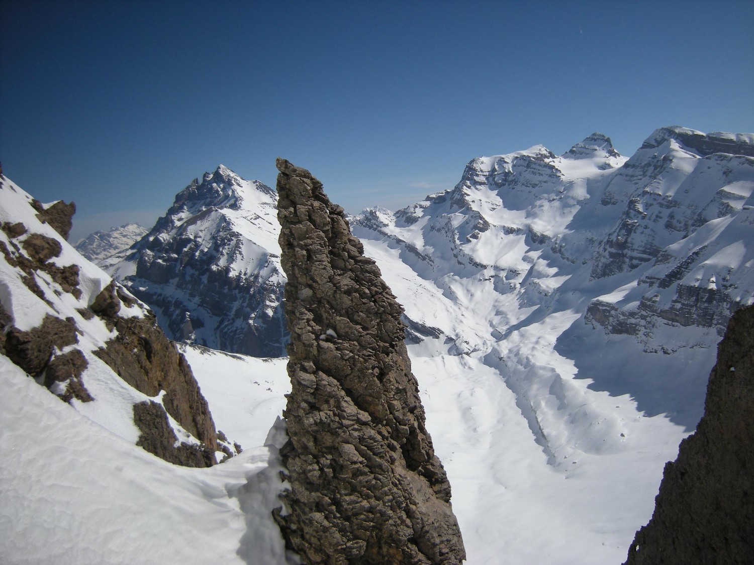 Dent de Barme. Sur le bord du couloir, belles formations rocheuses.