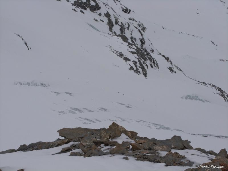 Des skieurs descendent le glacier crevassé de Vouasson vers Evolène