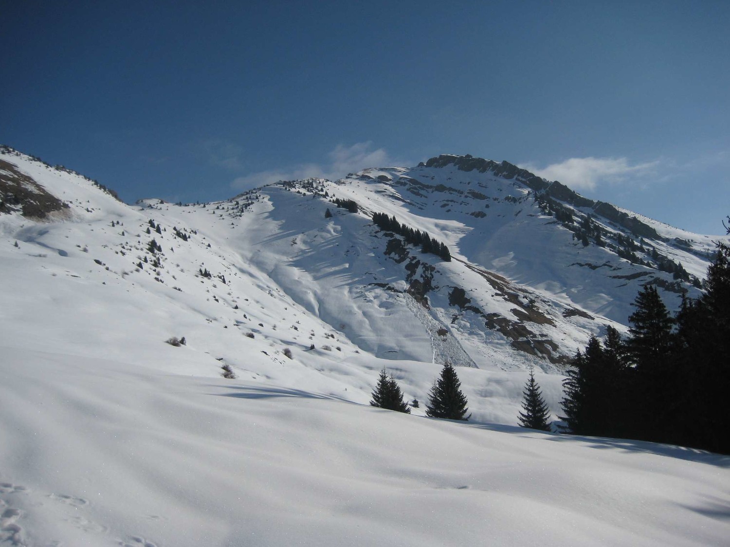 De G à D : rampe des chalets de Brion vers le passage de Savolaire puis Pte des Lanchettes et Roc de Tavaneuse