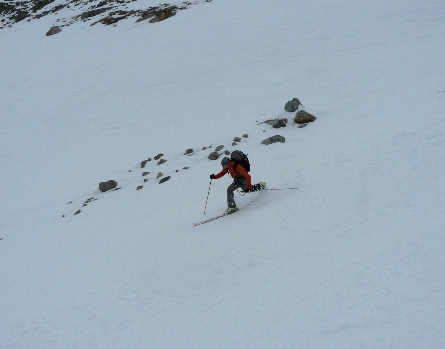 Alex sur un ski, fervent partisan de l'allègement maximum