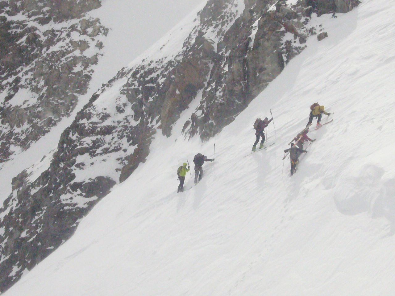 2 techniques s'affrontent : je me la colle à skis ou à pieds ?