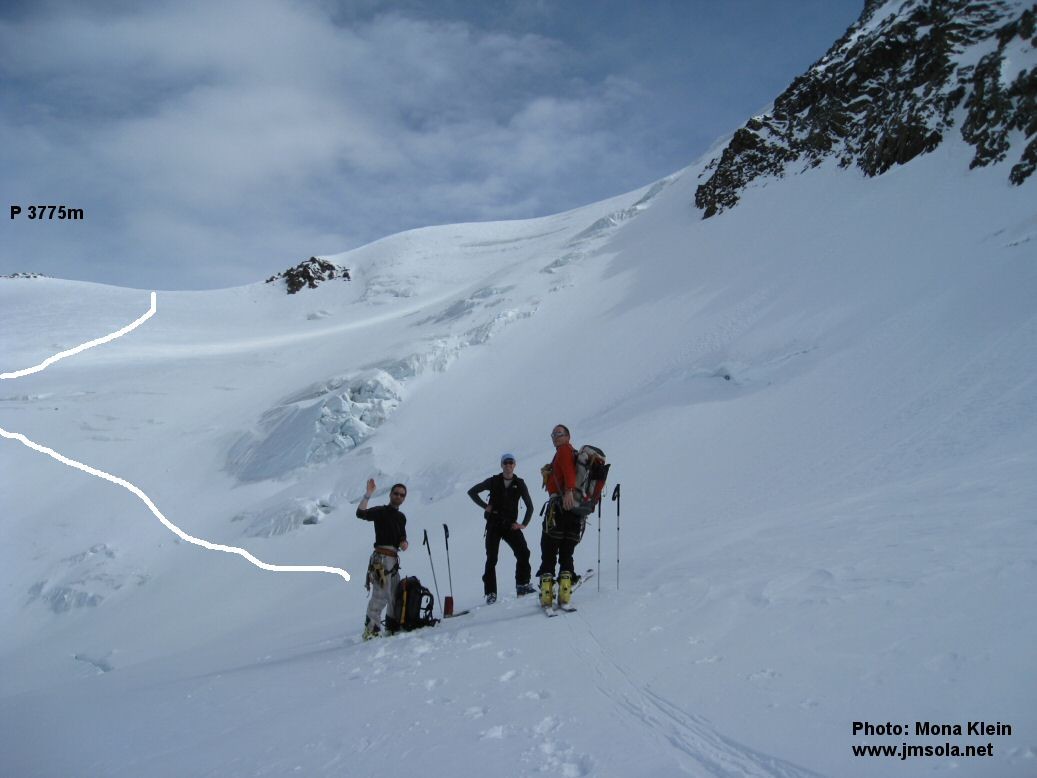La face SO vue depuis le plateau à l'est du P 3527