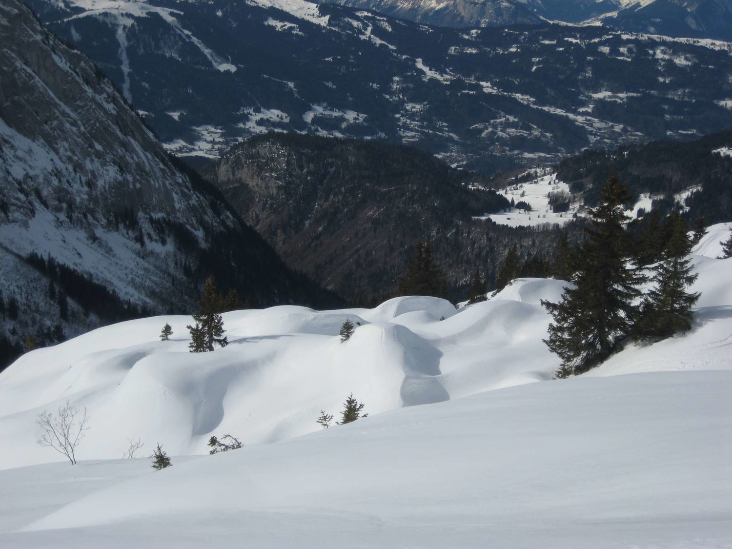 Au dessus (NE) des Lagots - vue plongeante vers les Allamands - Pistes de Samoens au loin