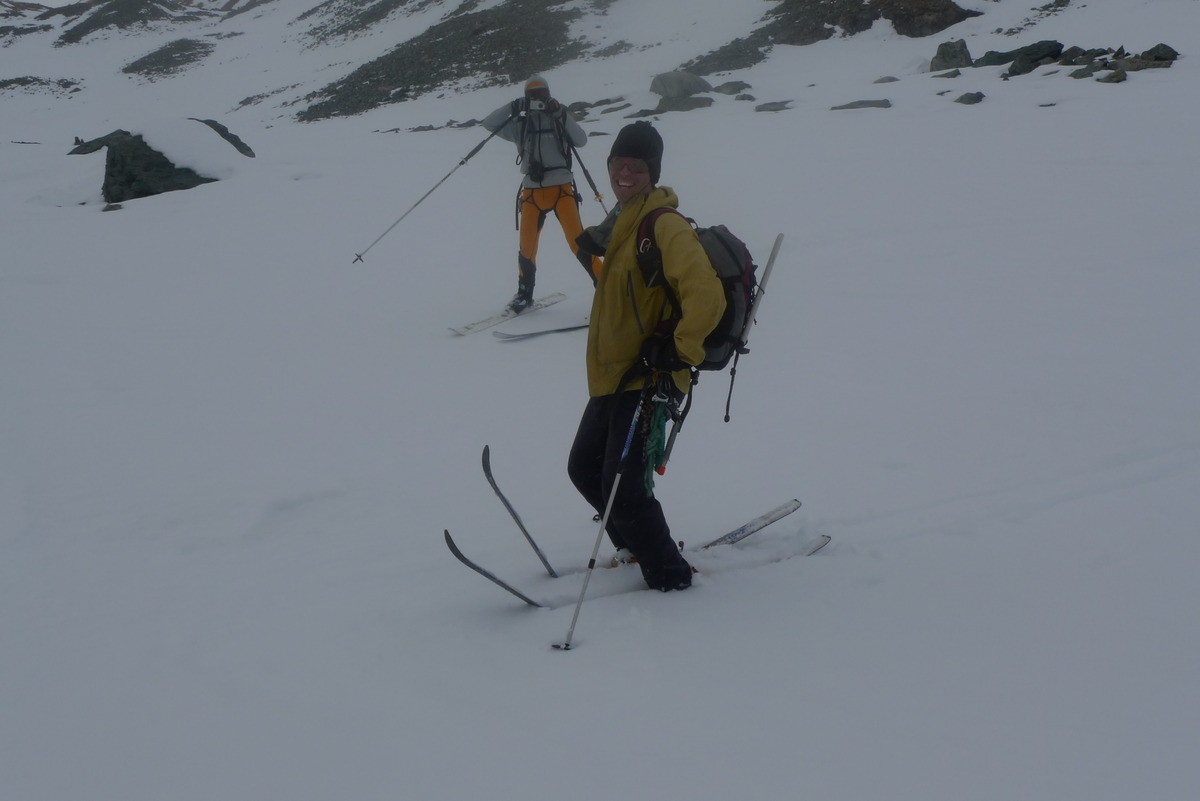 Dani et ses nouveaux skis à cambre inverse. On cherche encore la poudre...