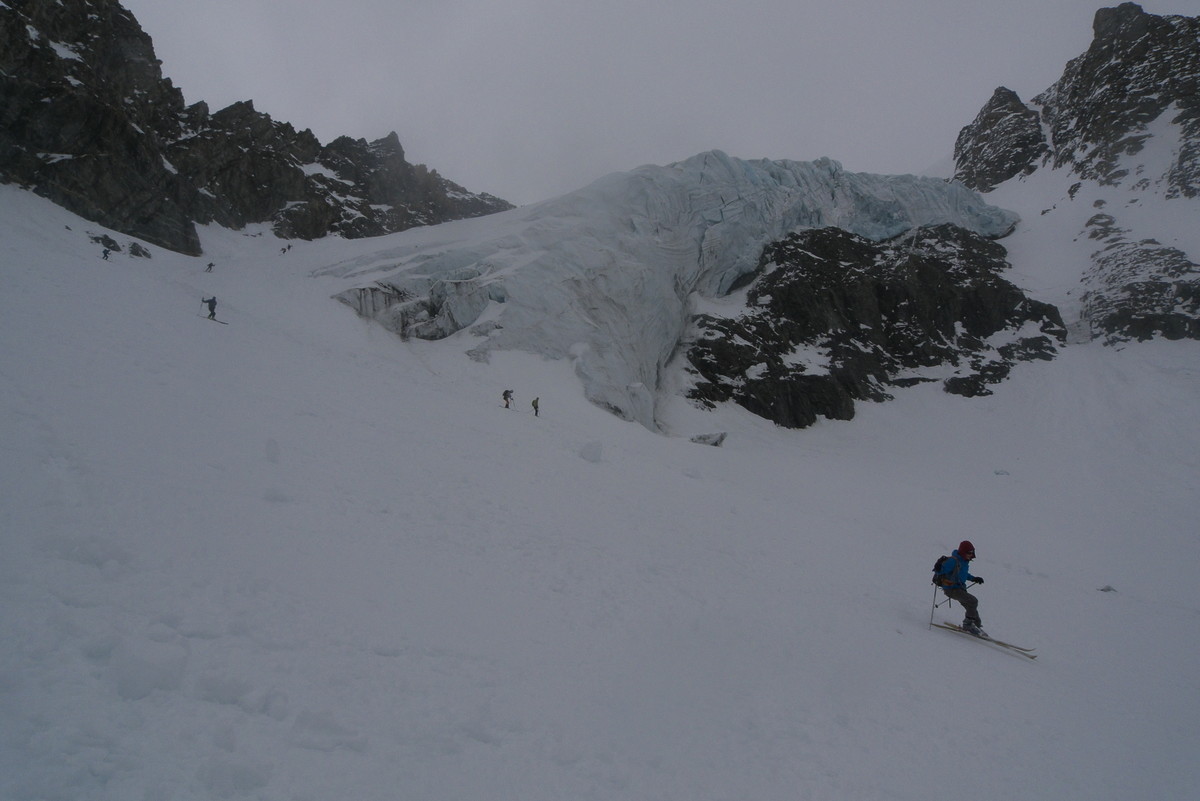 sous les séracs à la descente du col 3408m