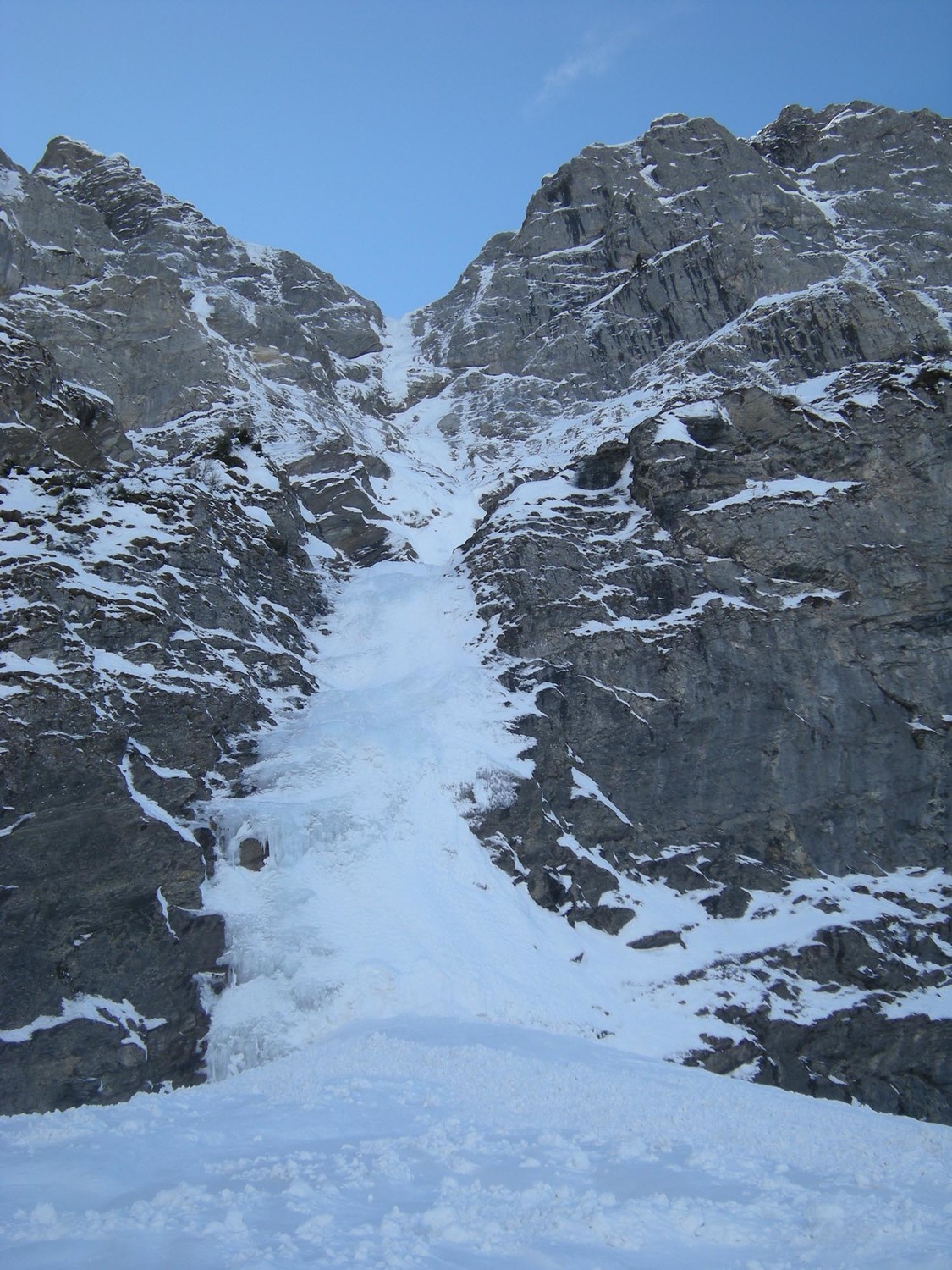 Goulotte de Bonavau. La cascade de départ le 19 03 2010.