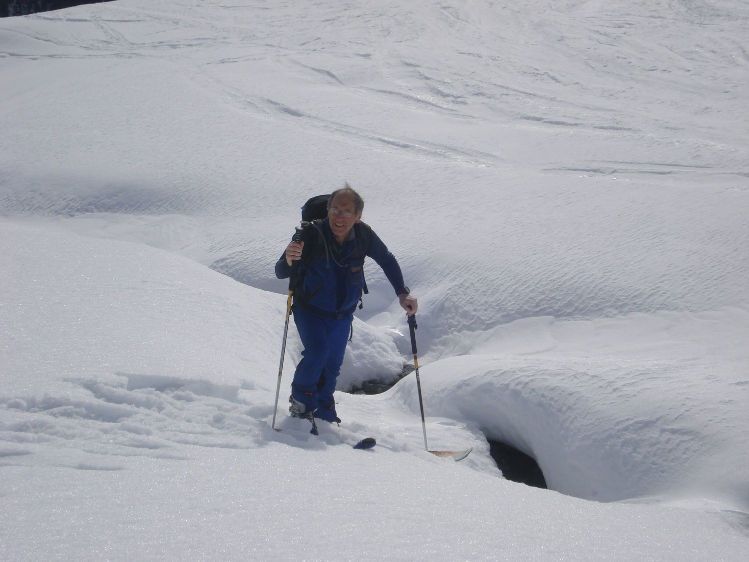 Francois explore tous les petits ruisseaux de la montagne